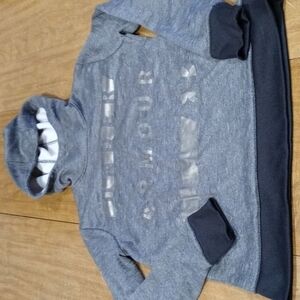 𝅺UNDER Armour Youth Hoodie - Size S